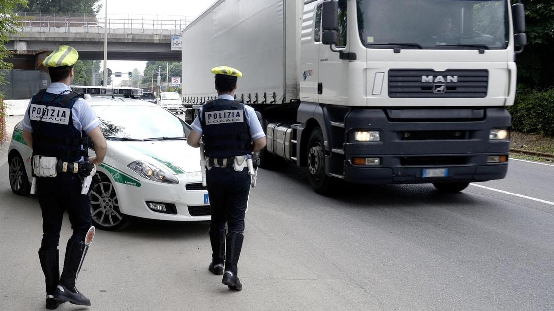 Mancati riposi e velocità eccessiva. Maxi multa al camionista: 11mila euro