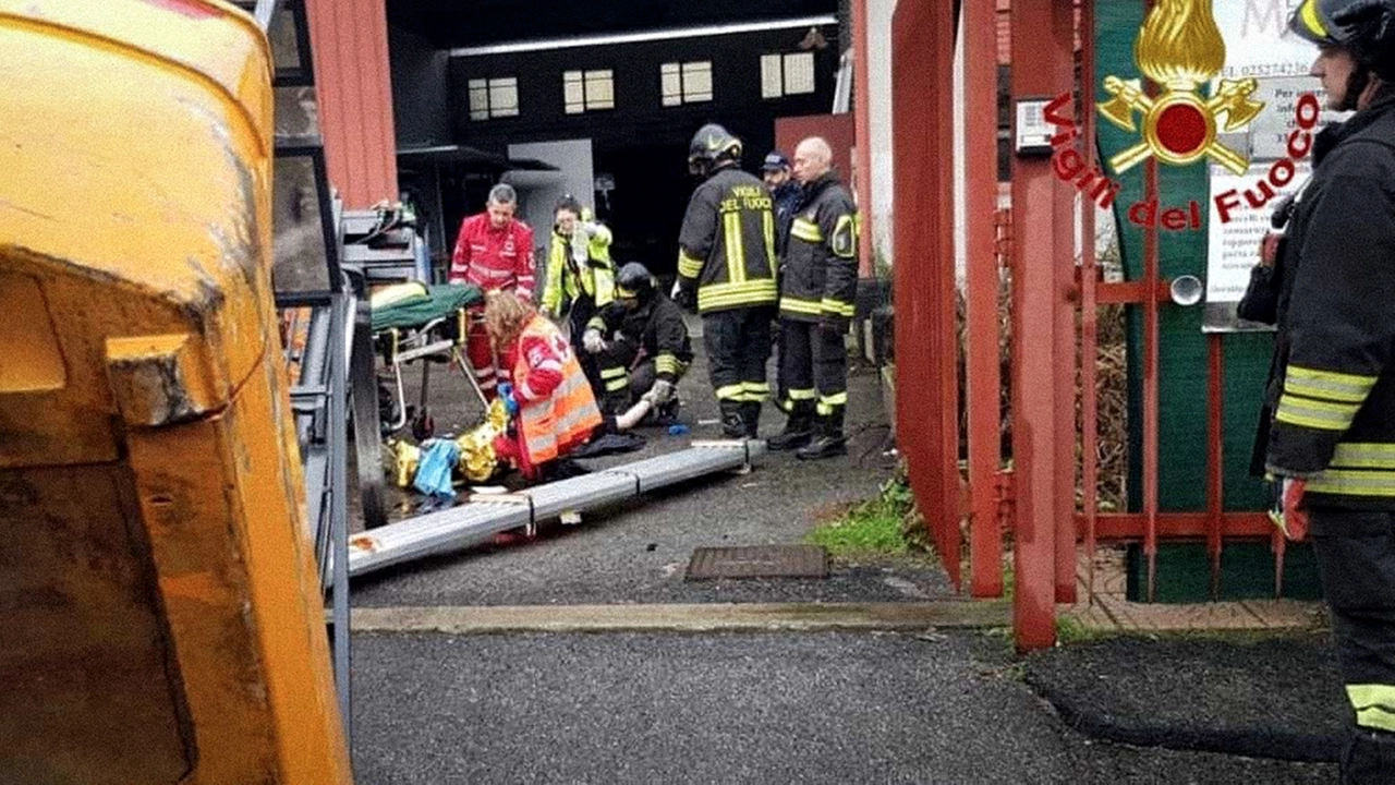 Sul posto sono intervenuti i vigili del fuoco e i soccorritori di Areu (foto di repertorio) Sul posto sono intervenuti i vigili del fuoco e i soccorritori di Areu (foto di repertorio)