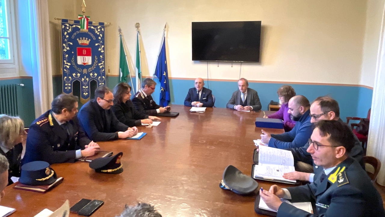 L’incontro sulla sicurezza a Busto Arsizio dopo gli scontri del 10 gennaio Dopo il summit con il prefetto e le forze dell’ordine sono partiti gli interventi Primo tassello il potenziamento dell’illuminazione in piazza Garibaldi L’incontro sulla sicurezza a Busto Arsizio dopo gli scontri del 10 gennaio Dopo il summit con il prefetto e le forze dell’ordine sono partiti gli interventi Primo tassello il potenziamento dell’illuminazione in piazza Garibaldi