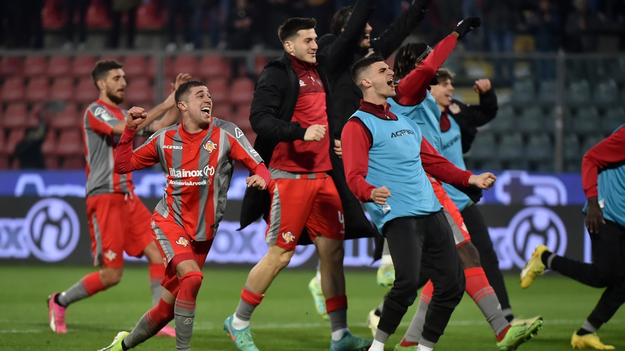 La Cremonese batte il Como all'ultimo assalto nella sfida per la promozione diretta
