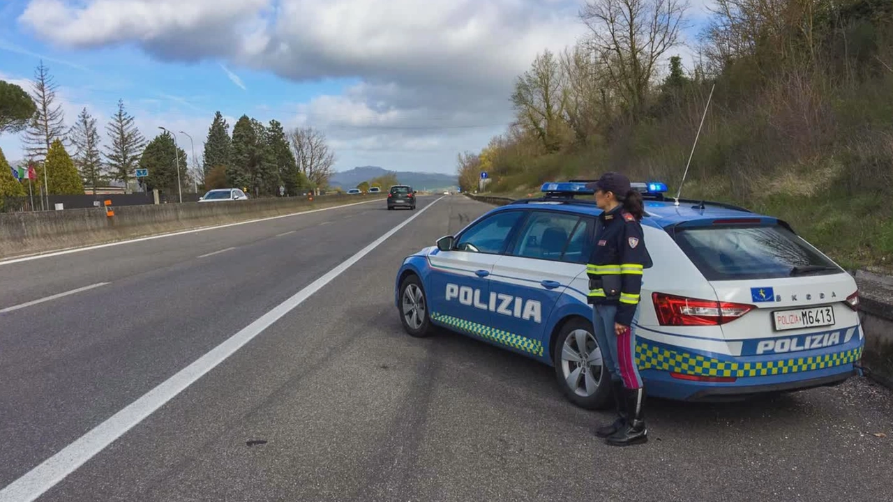 L'uomo è stato inseguito da una pattuglia della stradale (foto di repertorio) L'uomo è stato inseguito da una pattuglia della stradale (foto di repertorio)