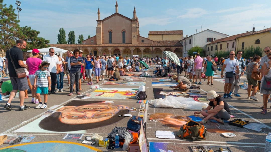 I Madonnari, artisti di strada nella piazza del borgo di Grazie di Curtatone I Madonnari, artisti di strada nella piazza del borgo di Grazie di Curtatone