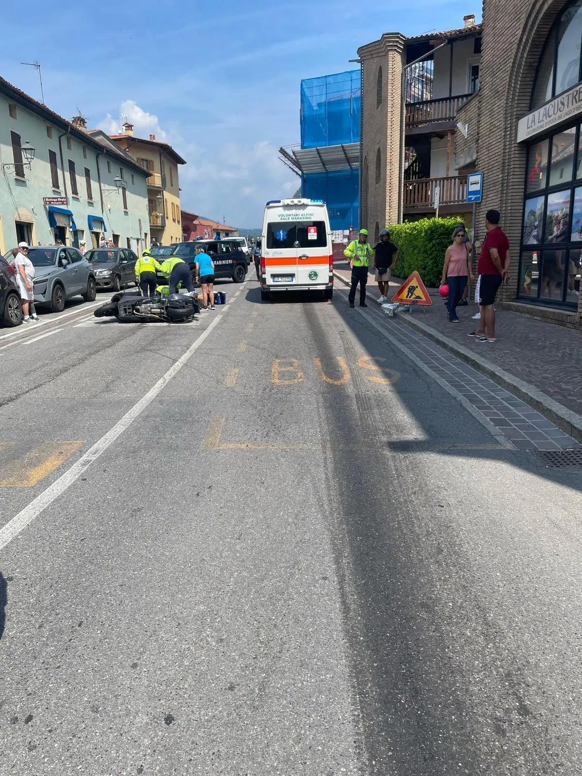 Incidente a Marone, moto scivola sull’olio in pieno centro: due feriti, strada chiusa e traffico in tilt