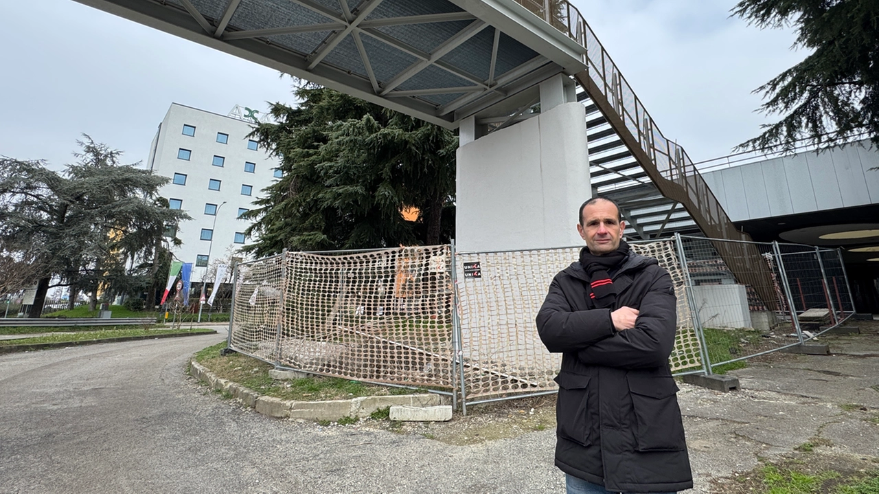 L’ex sindaco Ettore Fusco, alle sue spalle la passerella pedonale chiusa da 4 anni. Oggi a Noverasco ci abitano circa 2mila persone L’ex sindaco Ettore Fusco, alle sue spalle la passerella pedonale chiusa da 4 anni. Oggi a Noverasco ci abitano circa 2mila persone