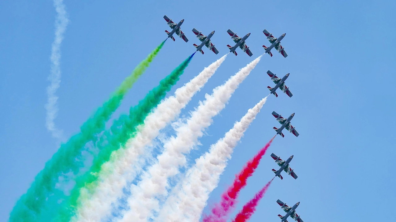 DESENZANO DEL GARDA (Brescia) Almeno centomila persone hanno assistito ieri a Desenzano del Garda al tradizionale Air Show delle Frecce... DESENZANO DEL GARDA (Brescia) Almeno centomila persone hanno assistito ieri a Desenzano del Garda al tradizionale Air Show delle Frecce...