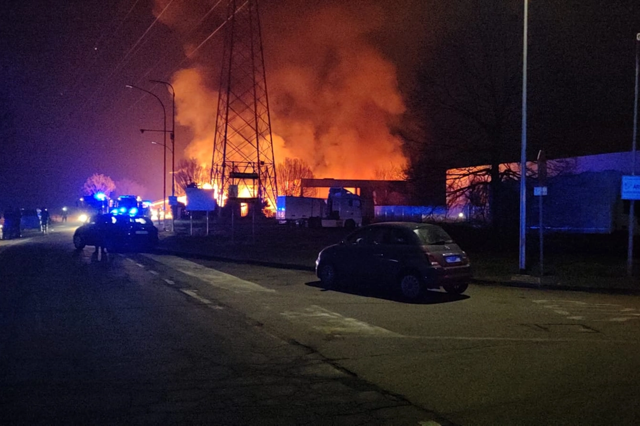 Il furioso incendio scoppiato nella notte