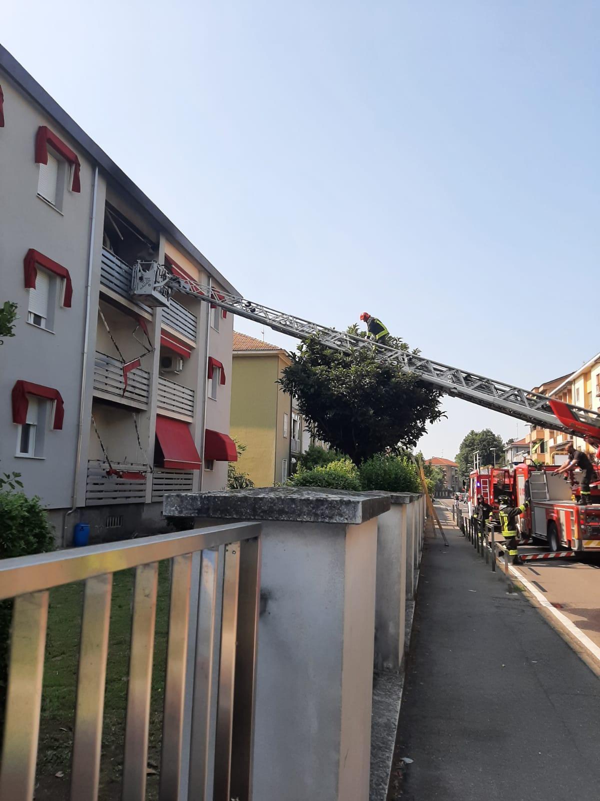 Rogo in balcone. A fuoco le tende dei piani inferiori Rogo in balcone. A fuoco le tende dei piani inferiori