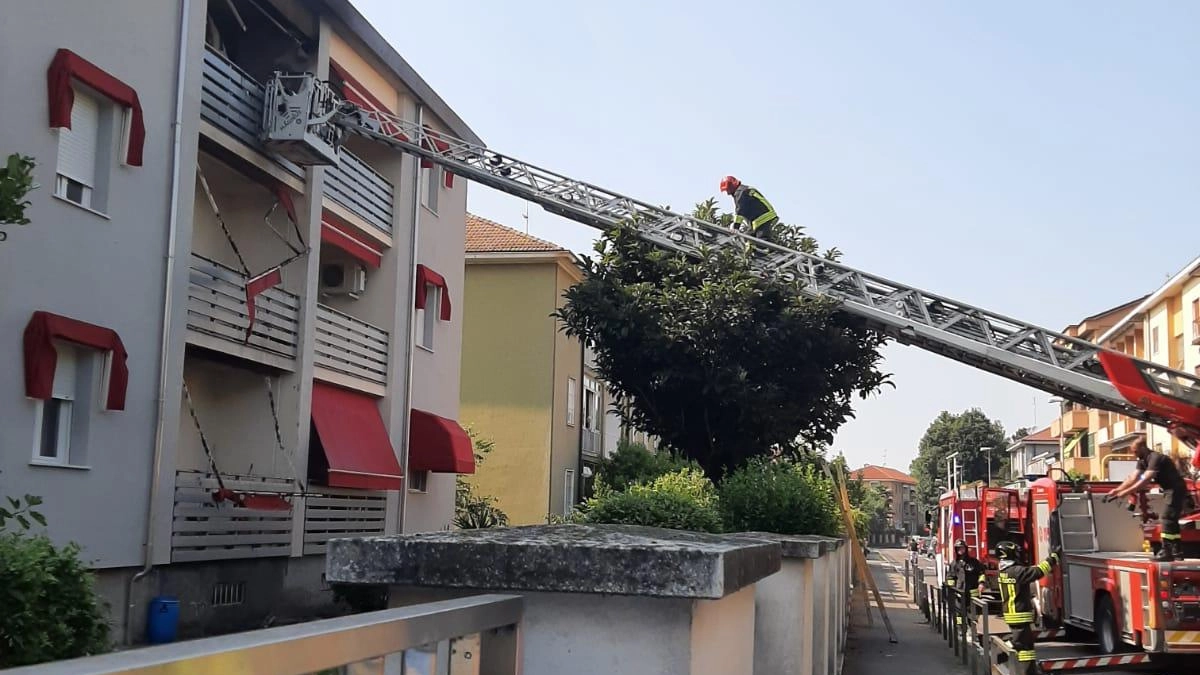 Incendio sul balcone di un appartamento al terzo piano, bruciano anche le tende delle case sottostanti. Paura, a metà pomeriggio... Incendio sul balcone di un appartamento al terzo piano, bruciano anche le tende delle case sottostanti. Paura, a metà pomeriggio...