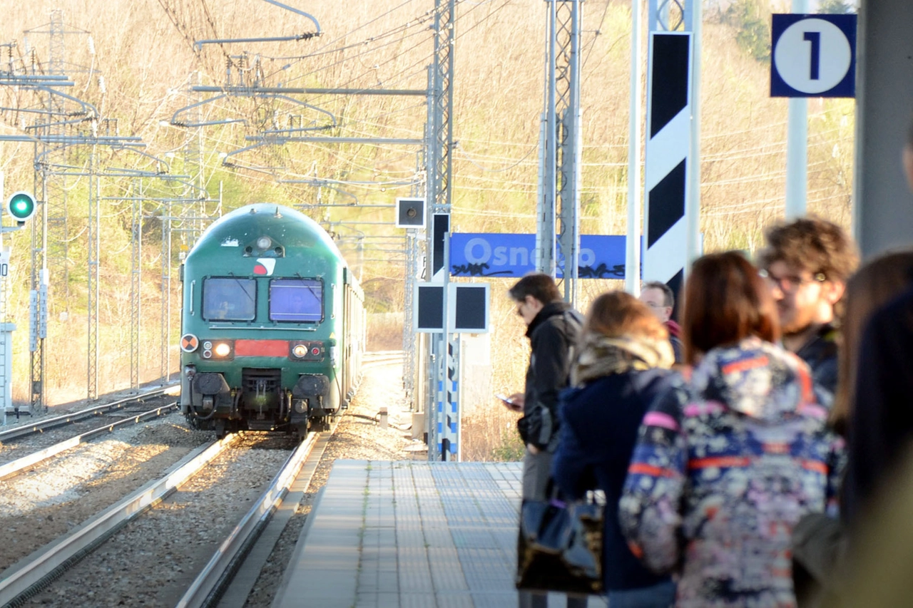 Un treno lungo la linea Milano-Lecco-Tirano