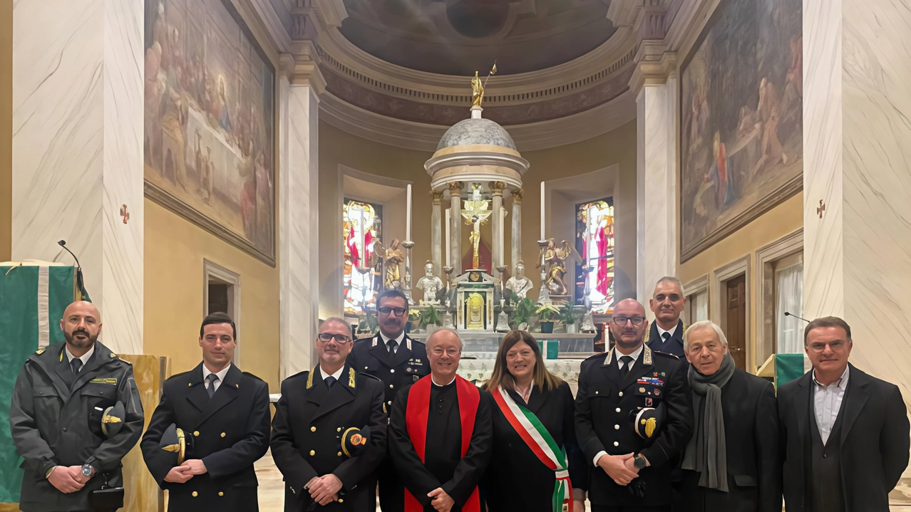 La sindaca Anna Varisco insieme ai referenti di tutte le forze dell’ordine sul territorio di Paderno La sindaca Anna Varisco insieme ai referenti di tutte le forze dell’ordine sul territorio di Paderno