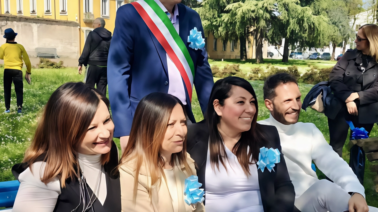 "Autismo, fate-ci caso. Siamo infinite sfumature di colore, siamo tutte persone", si legge sulla panchina blu inaugurata davanti a Villa...
