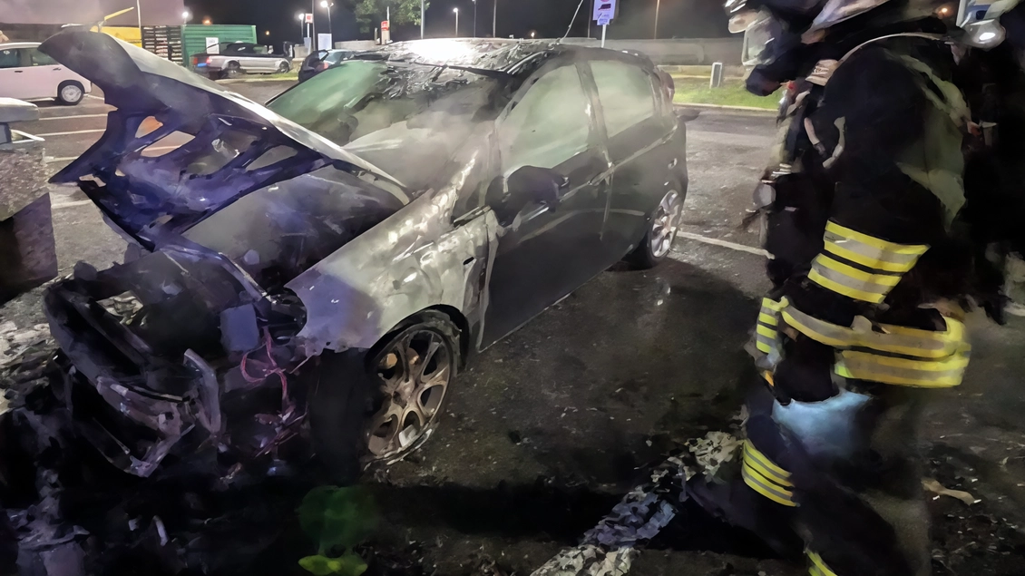 Vettura divorata dalle fiamme. Pompieri in azione, escluso il dolo