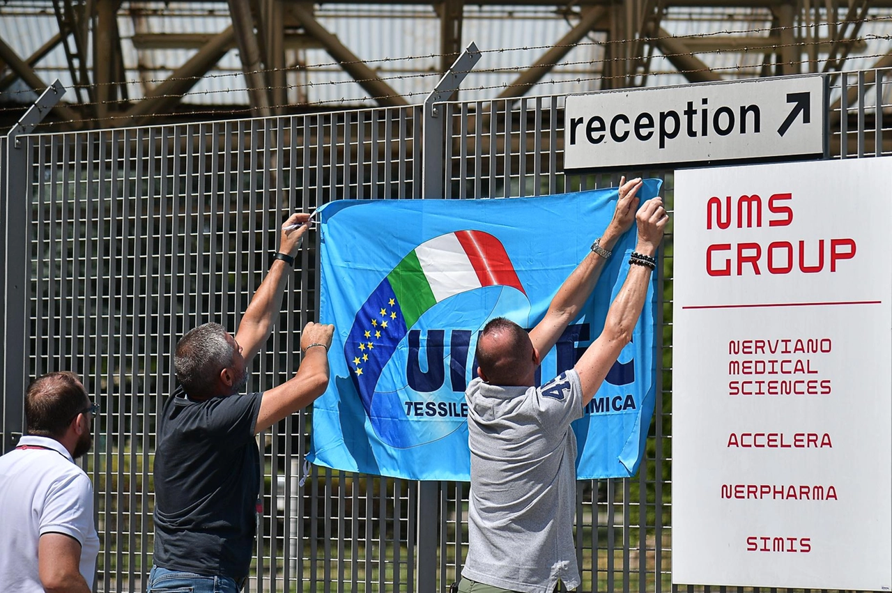 La protesta dei lavoratori Nms di Nerviano, a rischio oltre cento professionisti
