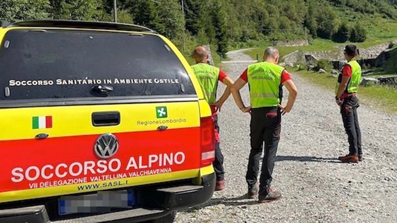 Sul posto sono intervenuti soccorso alpino civile e della Guardia di finanza (Archivio)