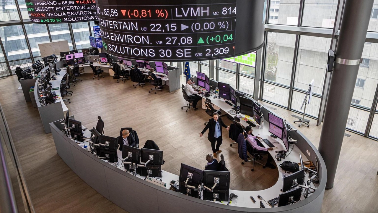 A Piazza Affari scivola Mediobanca. Spread Btp-Bund a 86 punti