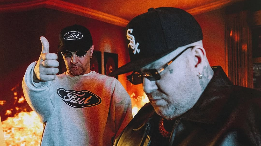 In primo piano Jake La Furia, alias Francesco Vigorelli, 46 anni il 25 febbraio. Con lui Night Skinny, produttore di ’Fame’ il nuovo album del rapper milanese In primo piano Jake La Furia, alias Francesco Vigorelli, 46 anni il 25 febbraio. Con lui Night Skinny, produttore di ’Fame’ il nuovo album del rapper milanese
