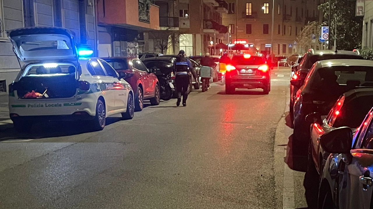 La strada dove il ciclista si è schiantato contro la portiera