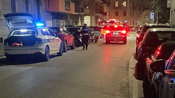 Milano, ciclista sbatte contro lo sportello aperto di un’auto e vola sull’asfalto: è in fin di vita