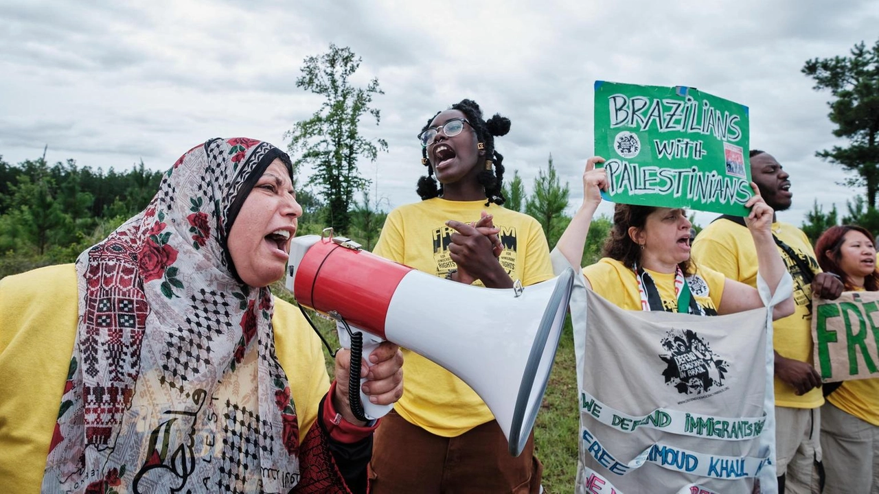 Uscito da carcere con kefiah dopo decisione giudice federale Usa Uscito da carcere con kefiah dopo decisione giudice federale Usa
