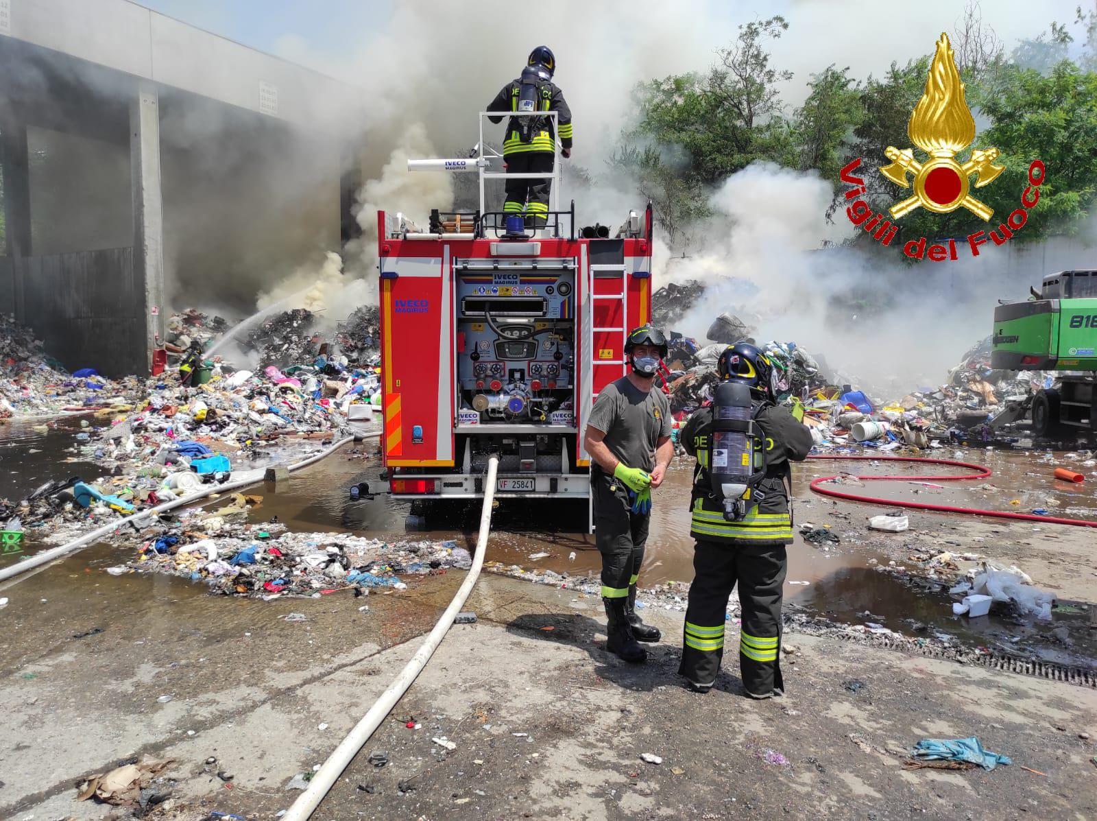 busto arsizio scoppia un incendio in un deposito di rifiuti del termovalorizzatore vigili del fuoco al lavoro per ore