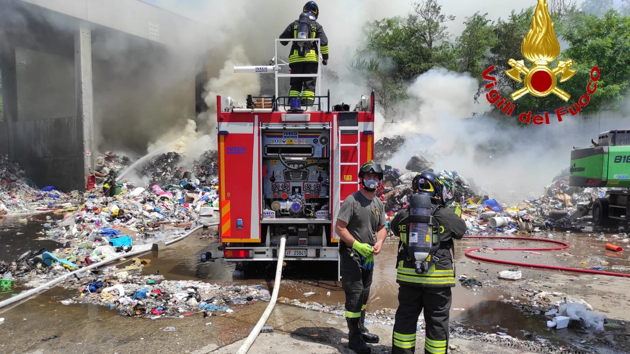 I vigili del fuoco sono rimasti al lavoro diverse ore prima di riuscire a estinguere l'incendio I vigili del fuoco sono rimasti al lavoro diverse ore prima di riuscire a estinguere l'incendio