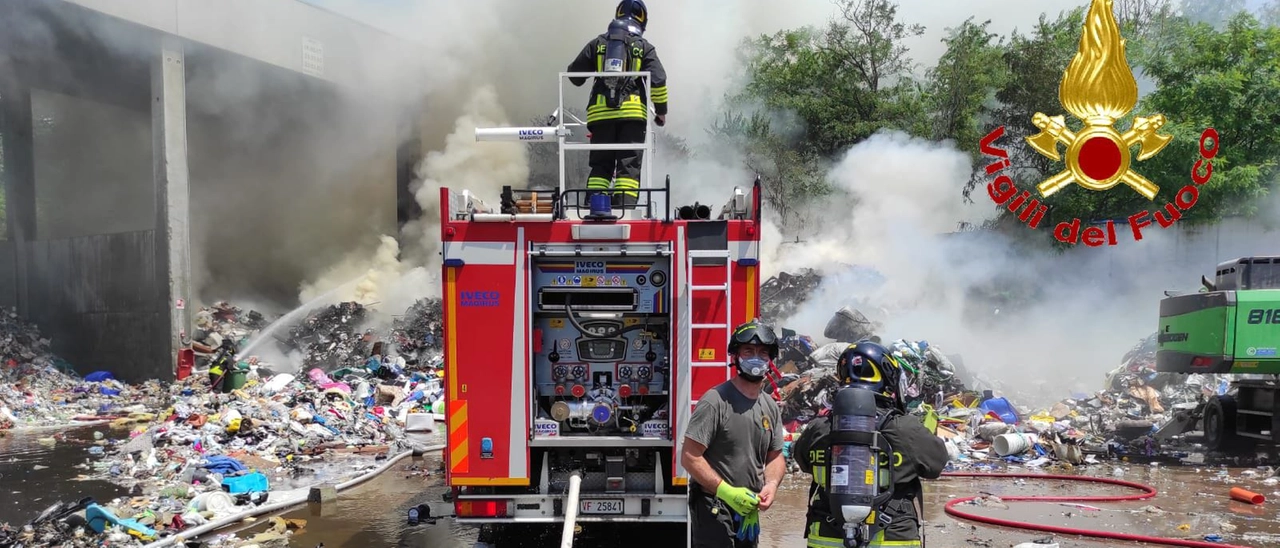 Busto Arsizio, scoppia un incendio in un deposito di rifiuti del termovalorizzatore: vigili del fuoco al lavoro per ore