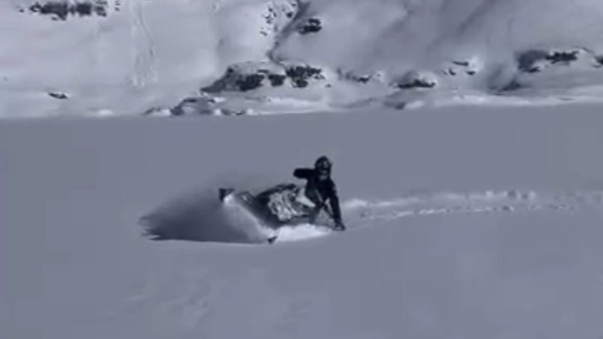 Sabato scorso i quattro bergamaschi sono riusciti a salire fino ai Laghi Gemelli partendo da Capovalle in moroslitta Sabato scorso i quattro bergamaschi sono riusciti a salire fino ai Laghi Gemelli partendo da Capovalle in moroslitta