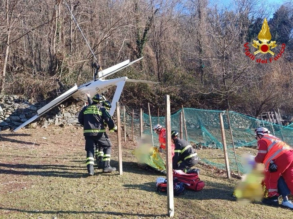 Soccorsi in azione per l'ultraleggero precipitato a Cino, in Valtellina