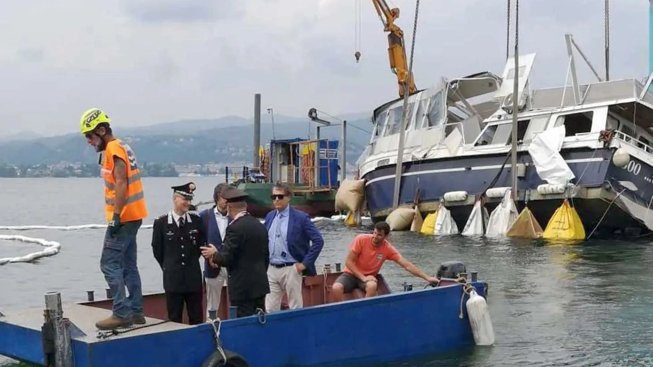 La barca naufragata nel lago Maggiore La barca naufragata nel lago Maggiore