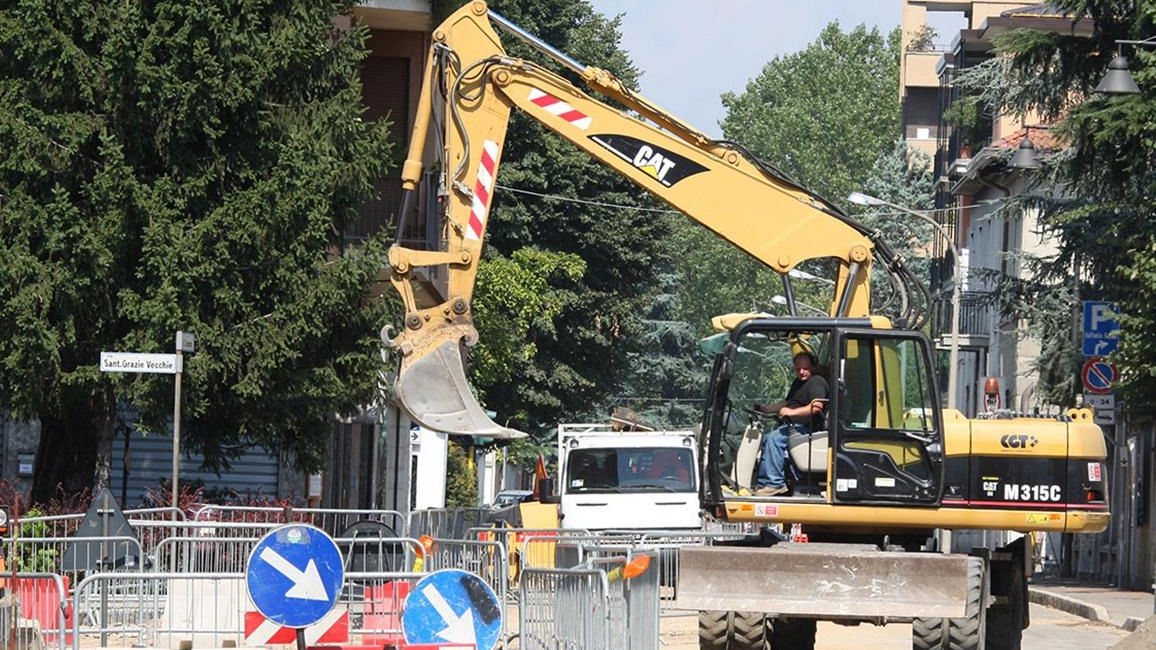 I lavori di scavo e posa dei tubi consentiranno di mettere il servizio di teleriscalmento a disposizione di un numero sempre crescente di cittadini I lavori di scavo e posa dei tubi consentiranno di mettere il servizio di teleriscalmento a disposizione di un numero sempre crescente di cittadini