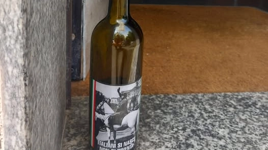 La finta bottiglia Molotov abbandonata davanti all'ingresso della trattoria in zona Varesina La finta bottiglia Molotov abbandonata davanti all'ingresso della trattoria in zona Varesina