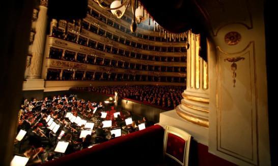 La Scala per Gaza dopo le polemiche: "Cessate il fuoco! Stop the war!". I messaggi in sala prima dell’opera La Scala per Gaza dopo le polemiche: "Cessate il fuoco! Stop the war!". I messaggi in sala prima dell’opera