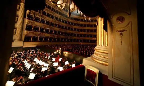 “Cessate il fuoco! Stop the war!”: la Scala e i messaggi per Gaza prima dell’opera (ma le polemiche restano)