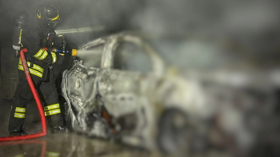 L'auto bruciata a Oliveto Lario