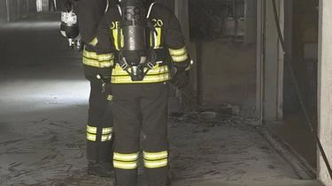 Incendio a Casalpusterlengo: fumo denso da un locale condominiale, intervento tempestivo dei vigili del fuoco evita danni gravi. Indagini in corso. Incendio a Casalpusterlengo: fumo denso da un locale condominiale, intervento tempestivo dei vigili del fuoco evita danni gravi. Indagini in corso.