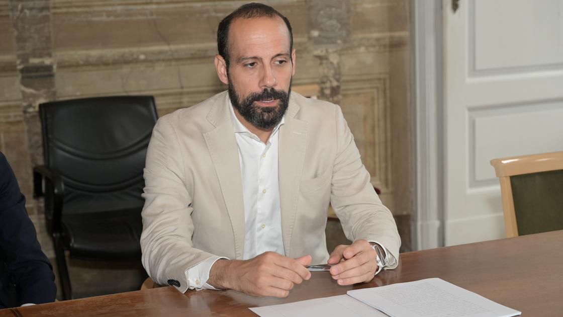 il sindaco di pavia corre per le strade con la bandiera palestinese un gesto di solidariet224