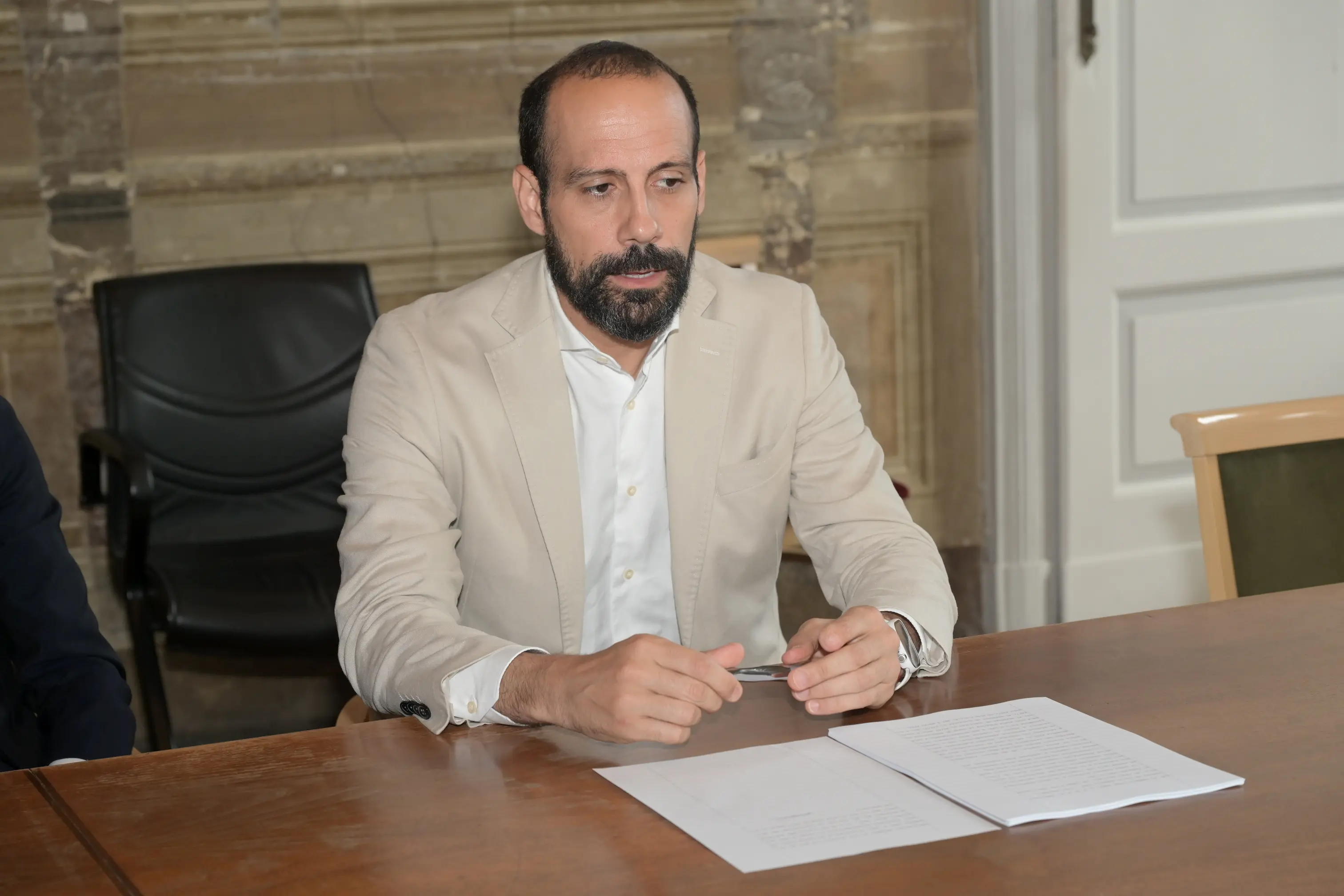 Il sindaco di Pavia corre per le strade con la bandiera palestinese: “Un gesto di solidarietà”