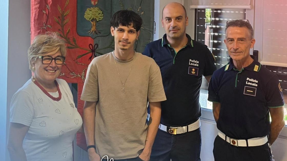 Cerro Maggiore, trova un portafoglio con 500 euro e carte di credito al parco: lo riconsegna alla Polizia Locale Cerro Maggiore, trova un portafoglio con 500 euro e carte di credito al parco: lo riconsegna alla Polizia Locale