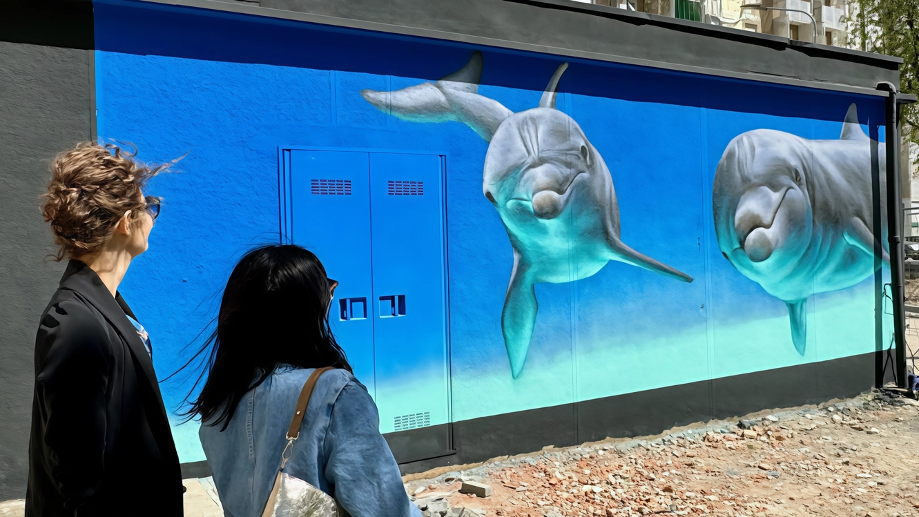 Nuovo murale d'autore nel quartiere Aler di Rozzano: street art di Cosimo Caiffa, Cheone, trasporta l'osservatore in un mondo tridimensionale con delfini in un fondale marino. Opera parte del progetto di rigenerazione urbana comunale.
