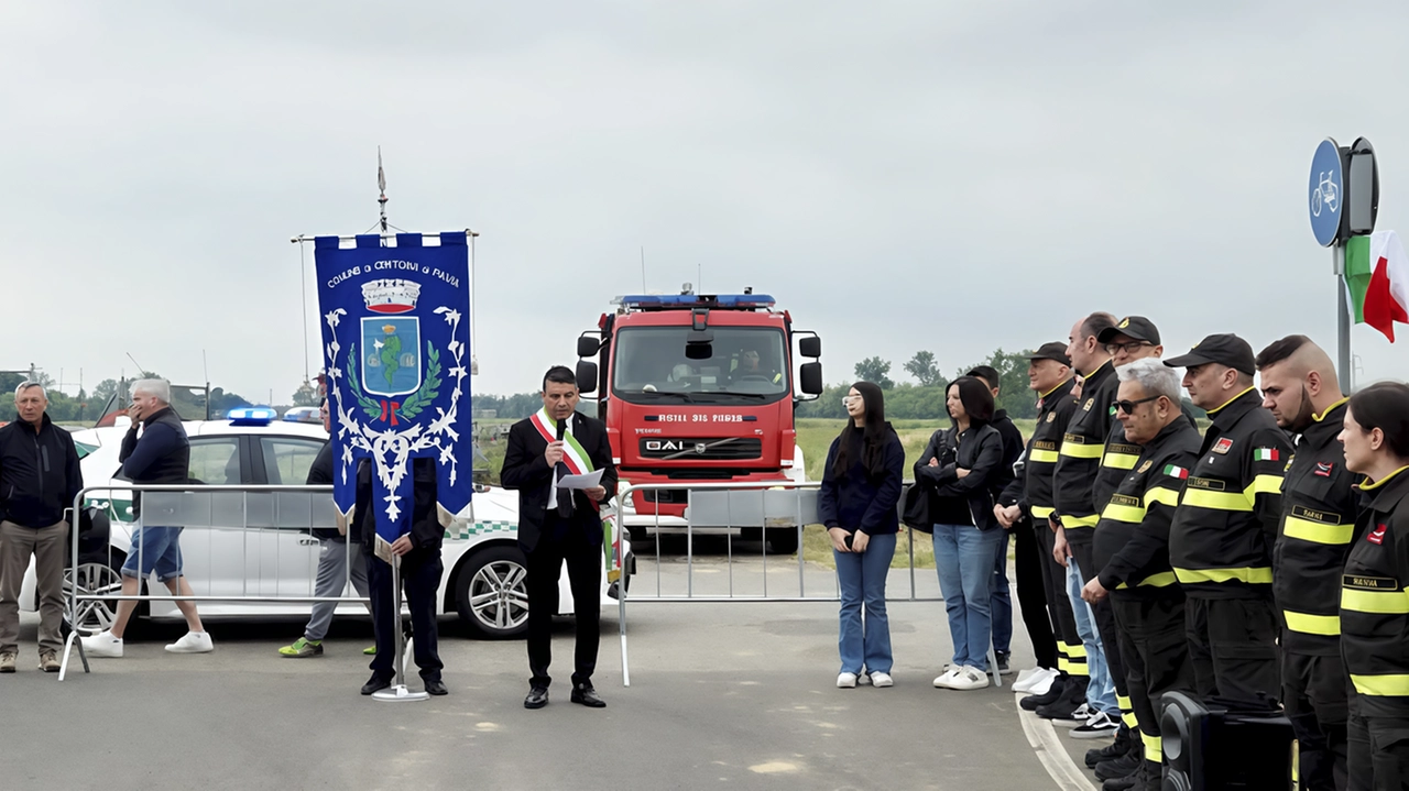 La cerimonia dello svelamento della targa d’intitolazione della via a Paolo Rona pompiere che salvò vite sulla Concordia La cerimonia dello svelamento della targa d’intitolazione della via a Paolo Rona pompiere che salvò vite sulla Concordia