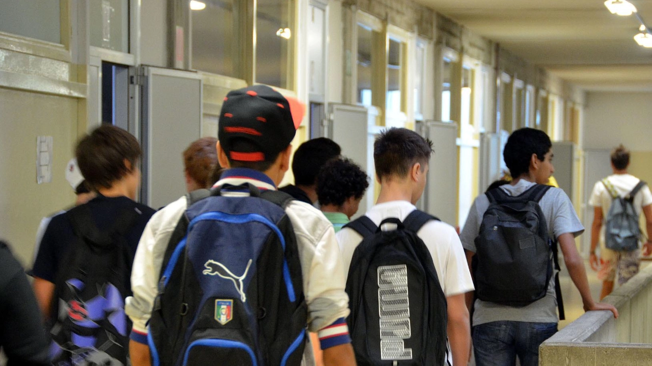 CASATENOVO Studenti, professori, impiegati e collaboratori più sicuri a scuola al suono della prima campanella di ripresa delle lezioni di... CASATENOVO Studenti, professori, impiegati e collaboratori più sicuri a scuola al suono della prima campanella di ripresa delle lezioni di...