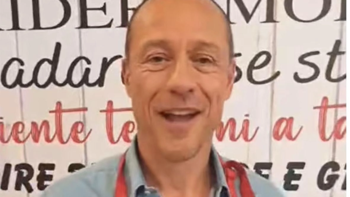 Stefano Accorsi a PizzAut Monza, l’appello dell’attore per il locale: "Venite". Così il divo de l’Ultimo bacio sposa il progetto... Stefano Accorsi a PizzAut Monza, l’appello dell’attore per il locale: "Venite". Così il divo de l’Ultimo bacio sposa il progetto...