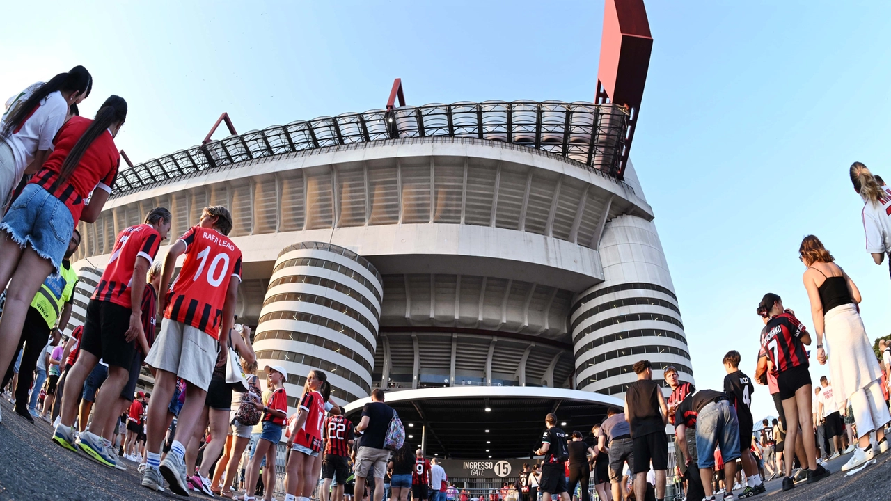 Tifosi rossoneri fuori dallo stadio di San Siro Tifosi rossoneri fuori dallo stadio di San Siro