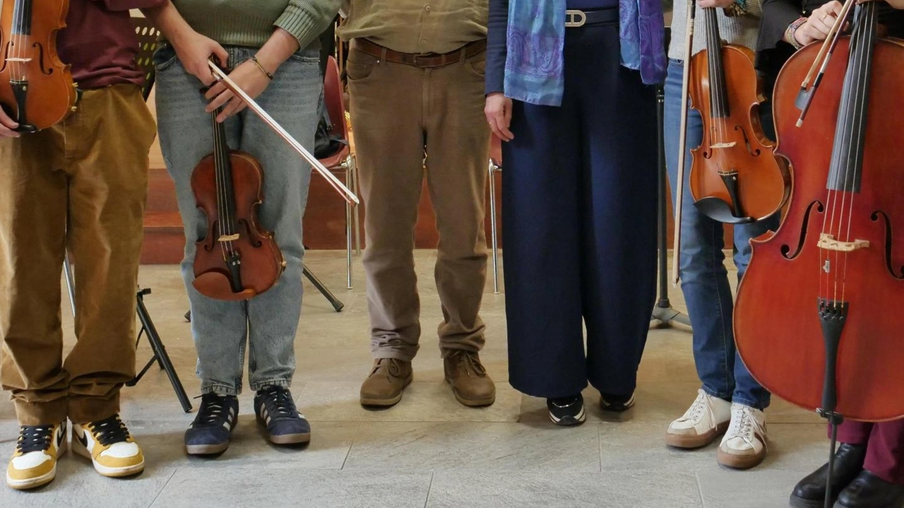 Un gruppo di clienti si raduna e osserva ammirato il gestore della locanda, interpretato dall’attore pavese Antonio Ramaioli, installare un’antica... Un gruppo di clienti si raduna e osserva ammirato il gestore della locanda, interpretato dall’attore pavese Antonio Ramaioli, installare un’antica...