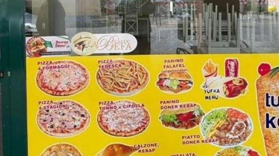 La vetrina rotta colpita dai proiettili a Sannazzaro Le altre attività erano a Garlasco e Vigevano tutte finite nel mirino dei concorrenti La vetrina rotta colpita dai proiettili a Sannazzaro Le altre attività erano a Garlasco e Vigevano tutte finite nel mirino dei concorrenti