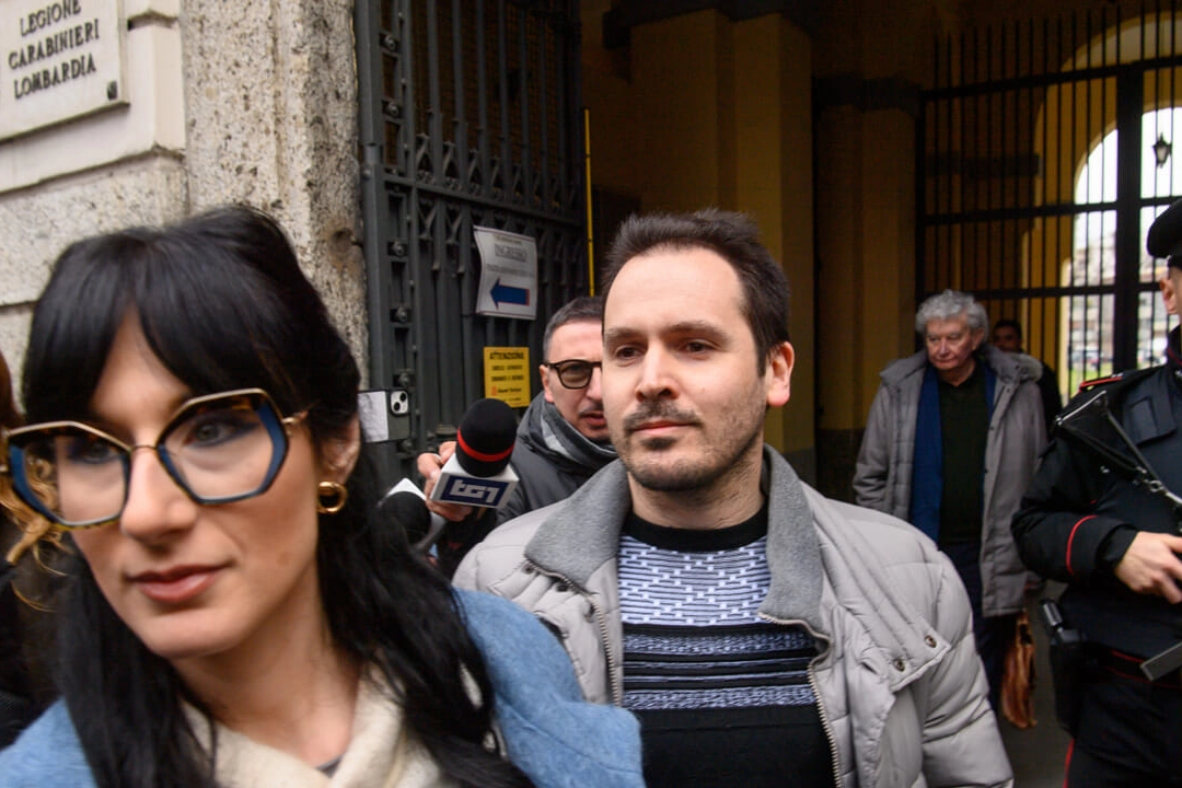 Andrea Sempio, 37 anni, esce dal tribunale con uno dei suoi avvocati, Angela Taccia