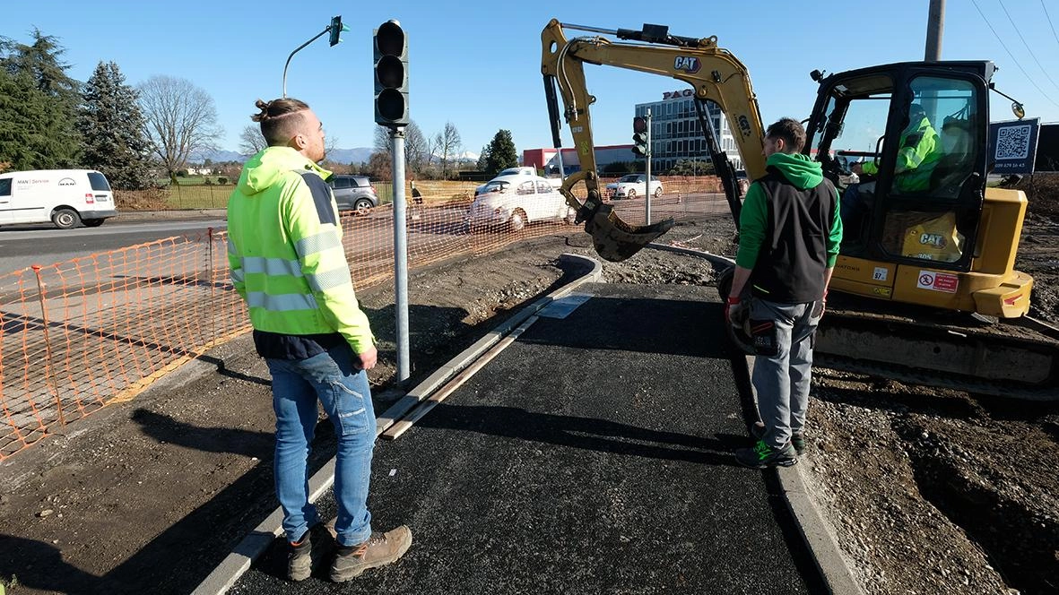 I lavori per realizzare la nuova rotatoria che andrà a sostituire il semaforo su una strada percorsa ogni giorno da 40mila auto spesso costrette a lunghe code I lavori per realizzare la nuova rotatoria che andrà a sostituire il semaforo su una strada percorsa ogni giorno da 40mila auto spesso costrette a lunghe code