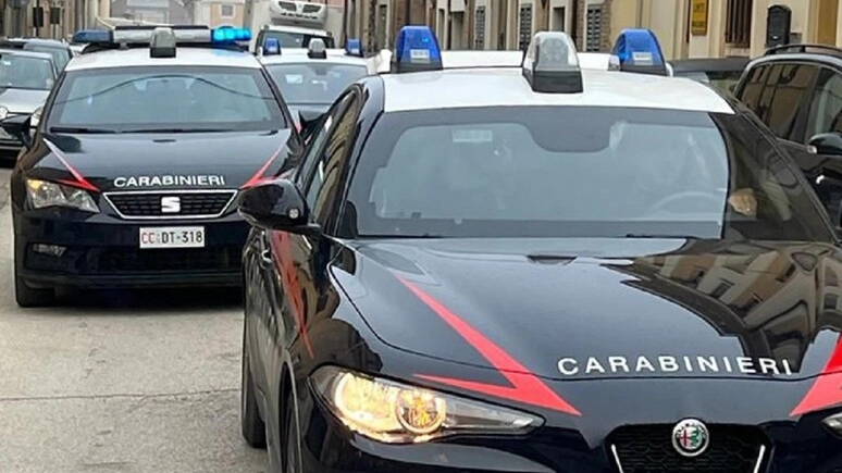 Sul posto sono intervenuti i carabinieri: accertamenti e "caccia" a eventuali reperti utili (Archivio) Sul posto sono intervenuti i carabinieri: accertamenti e "caccia" a eventuali reperti utili (Archivio)
