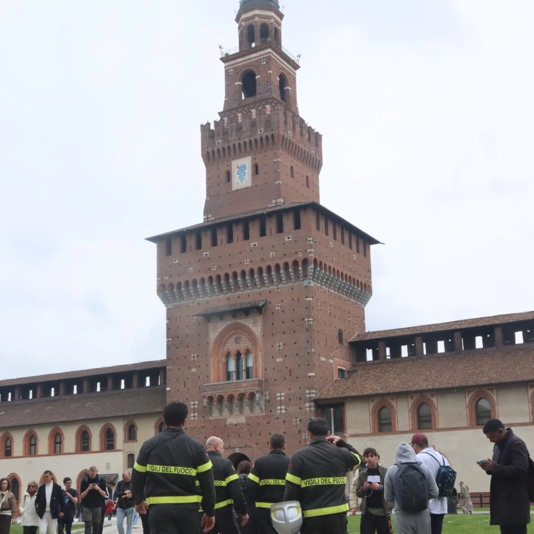 I vigili del fuoco intervenuti al Castello Sforzesco di Milano per un incendio