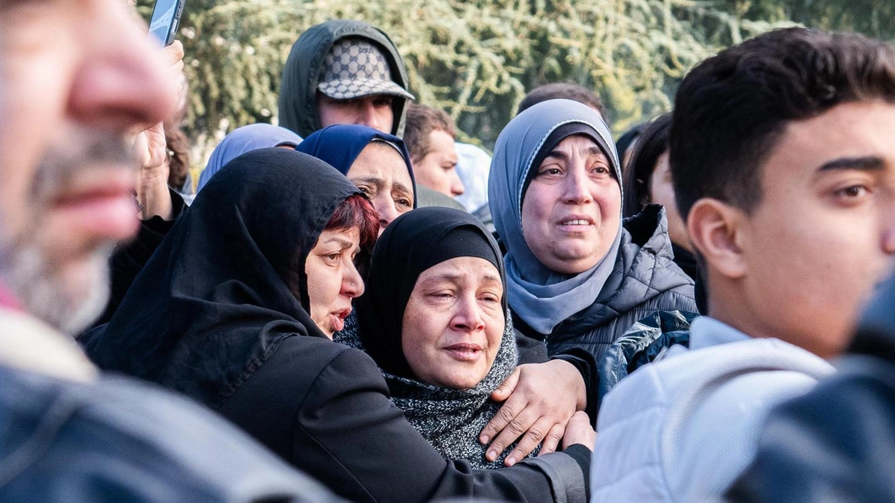 Il dolore della madre di Ramy Elgaml, seppellito al Cimitero di Bruzzano Il dolore della madre di Ramy Elgaml, seppellito al Cimitero di Bruzzano